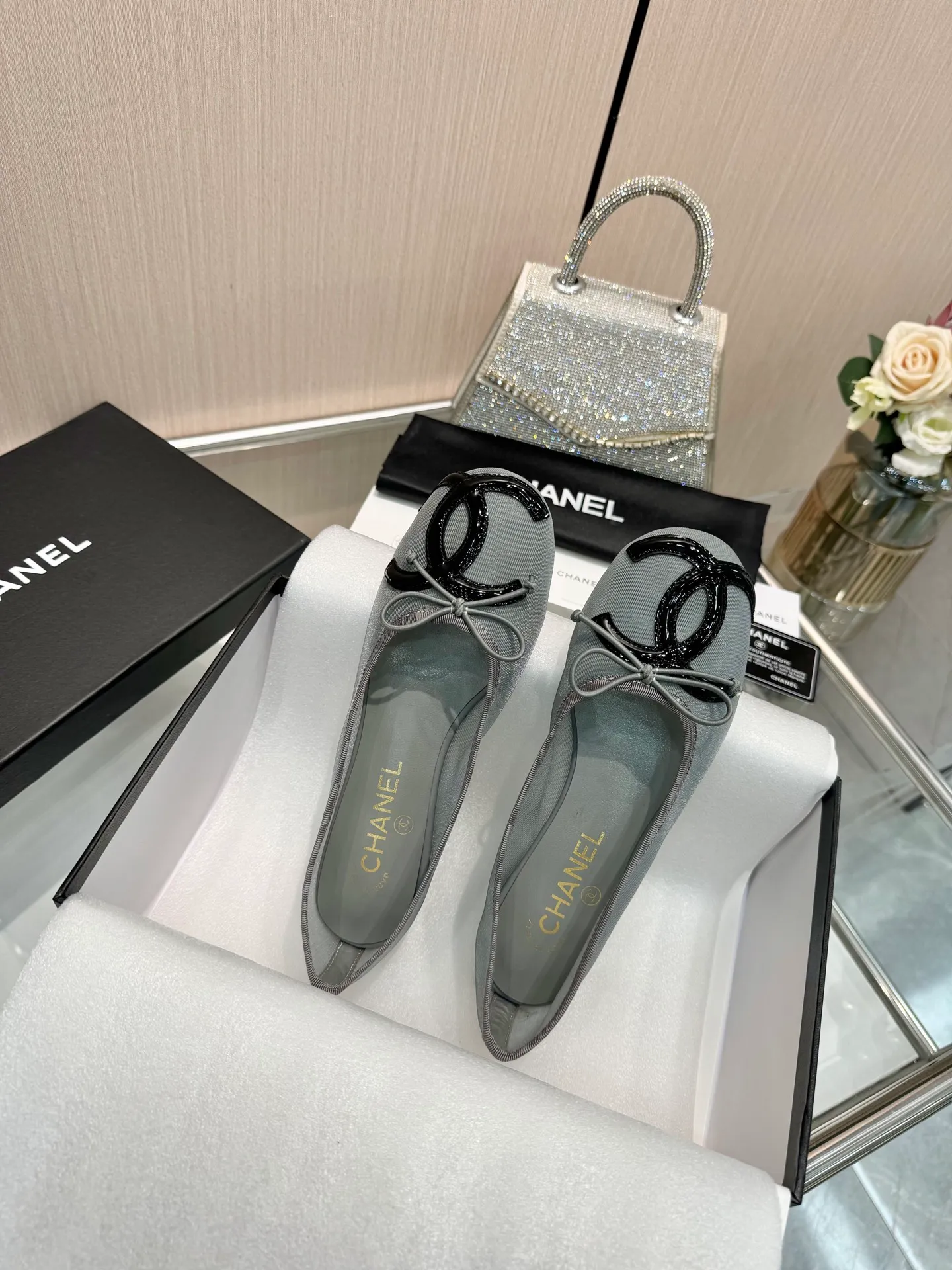 👟👟Ex-factory price 480👟👟 | ²⁰²5 𝐬𝐬 🤍🤎𝐂𝐇𝐀𝐍𝐄𝐋 Chanel 26A catwalk style handmade Mary Jane women's shoes. Ballet shoes are so amazing, the bow pattern is so cute! Even if I don’t wear flat shoes, I can’t resist the temptation! The second recommended pair of Chanel logo women's shoes has great texture and is versatile. It is made of lambskin and has an original two-color outsole. Size: 35-40 (41 can be customized and cannot be returned or exchanged)